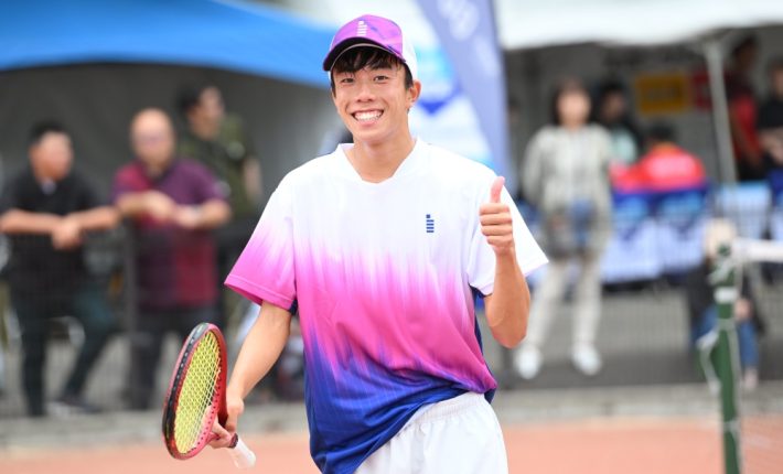 01_HID_0961-710x430 ソフトテニス男子選手が優勝してグットポーズをしている写真