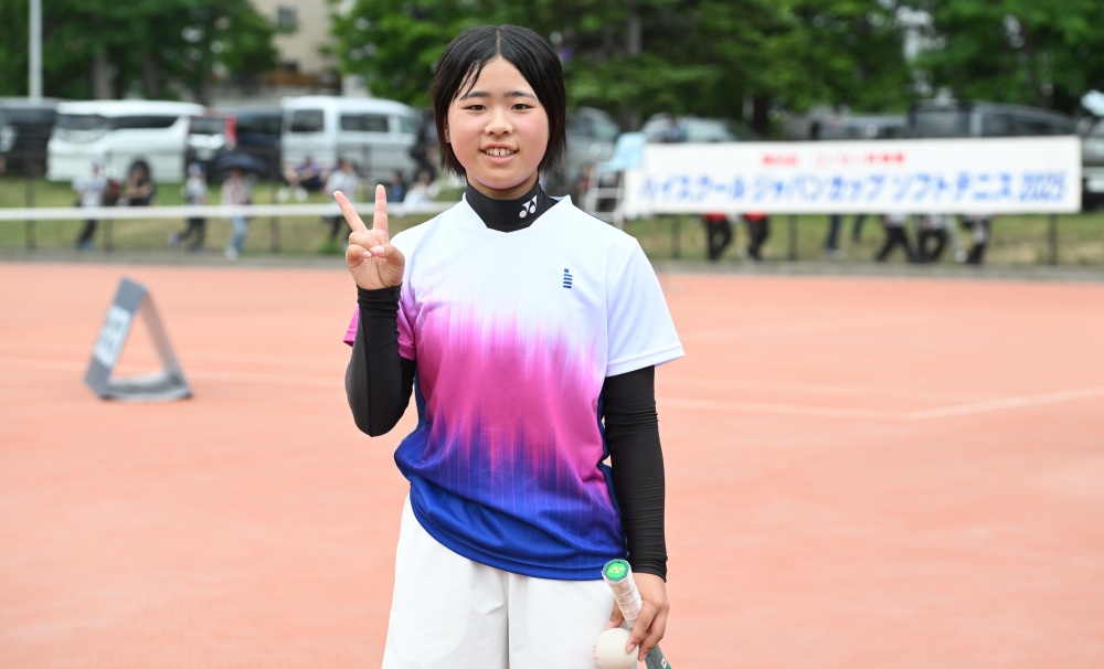 02_HID_0995 ソフトテニス女子選手が大会で優勝してピースをしている写真
