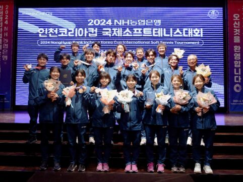 ソフトテニス女子選手 コリアカップ表彰式集合写真