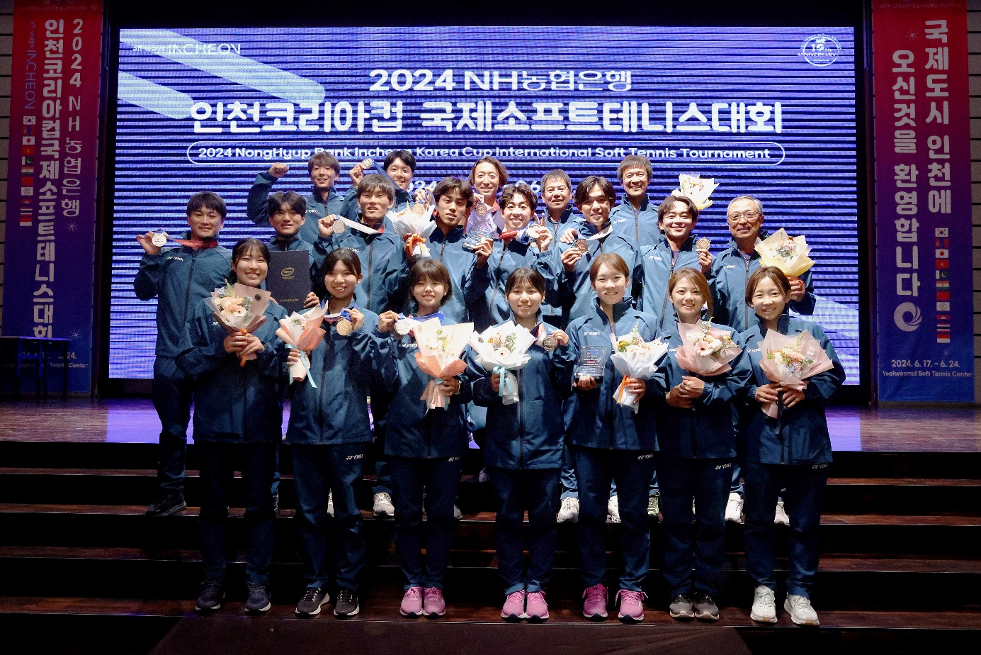 ソフトテニス女子選手 コリアカップ表彰式集合写真