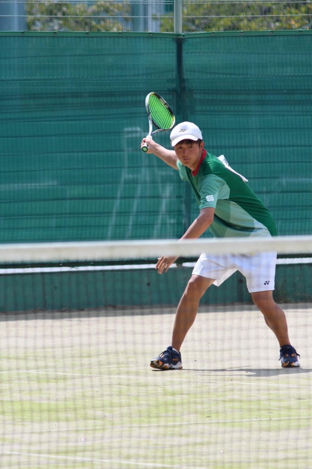 ソフトテニスの選手がテニスをしている