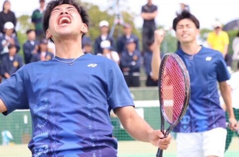 ソフトテニスで得点する姿をとらえた写真