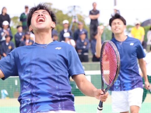 ソフトテニスで得点する姿をとらえた写真