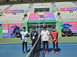 ソフトテニス選手4人が並んでとっている写真
