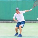 ソフトテニスをする男性