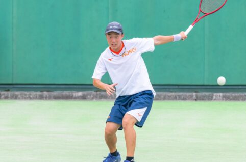 ソフトテニスをする男性