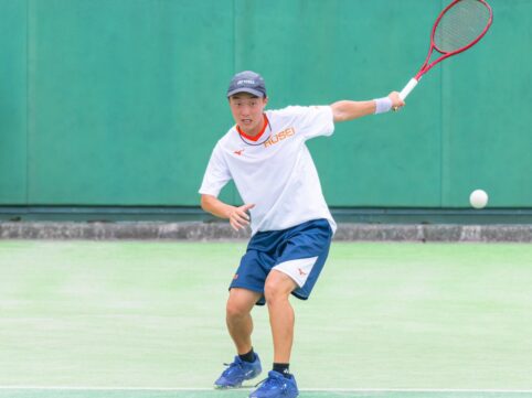 ソフトテニスをする男性