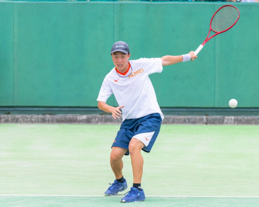 ソフトテニスをする男性