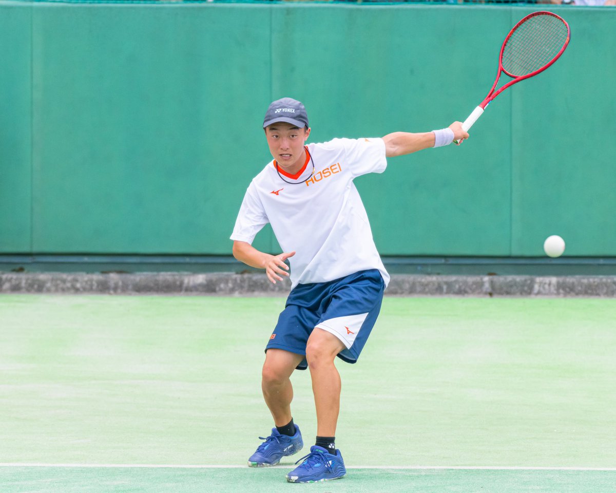 ソフトテニスをする男性