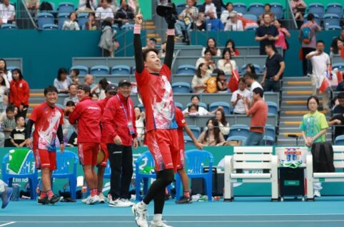 ソフトテニス上松俊貴選手が優勝して喜んでいる姿の写真