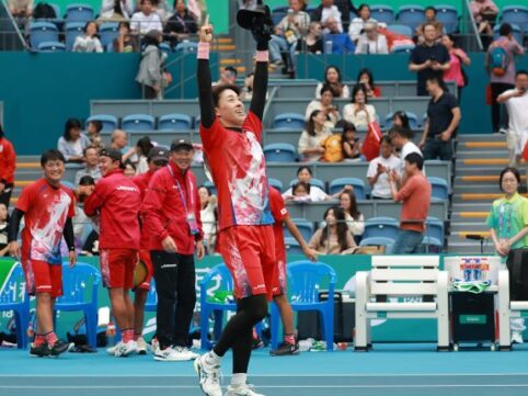 ソフトテニス上松俊貴選手が優勝して喜んでいる姿の写真
