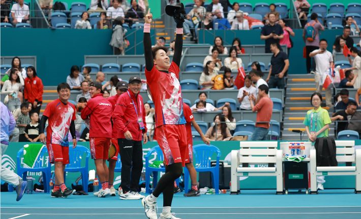 ソフトテニス上松俊貴選手が優勝して喜んでいる姿の写真