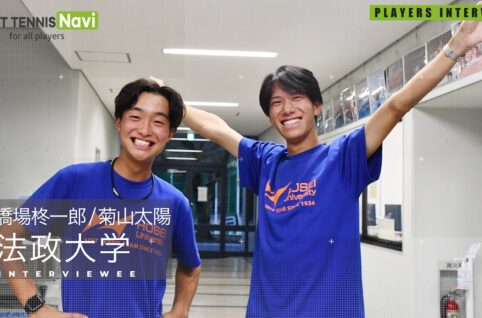 男子ソフトテニス選手二人が笑顔でこっちを向いている