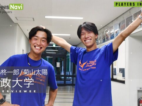 男子ソフトテニス選手二人が笑顔でこっちを向いている