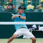 ソフトテニス　橋場選手がボールを打つ瞬間の写真