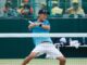 ソフトテニス　橋場選手がボールを打つ瞬間の写真