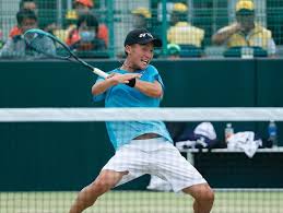 ソフトテニス　橋場選手がボールを打つ瞬間の写真