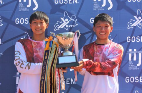 ソフトテニス　優勝カップと男性二人