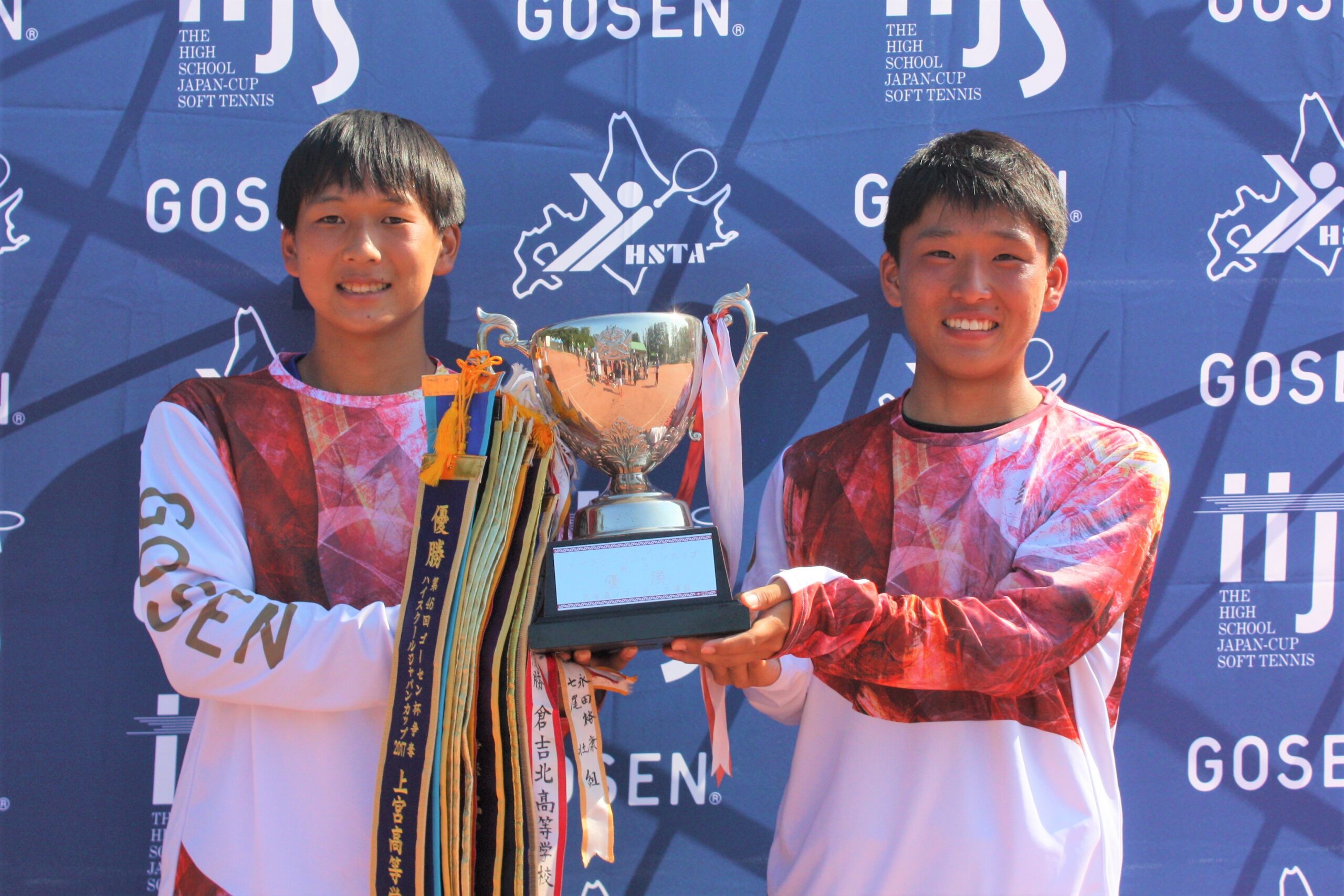 ソフトテニス　優勝カップと男性二人