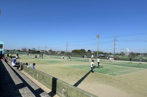 晴れの日のテニスコート