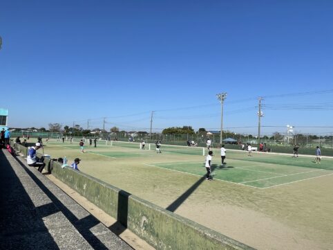 晴れの日のテニスコート