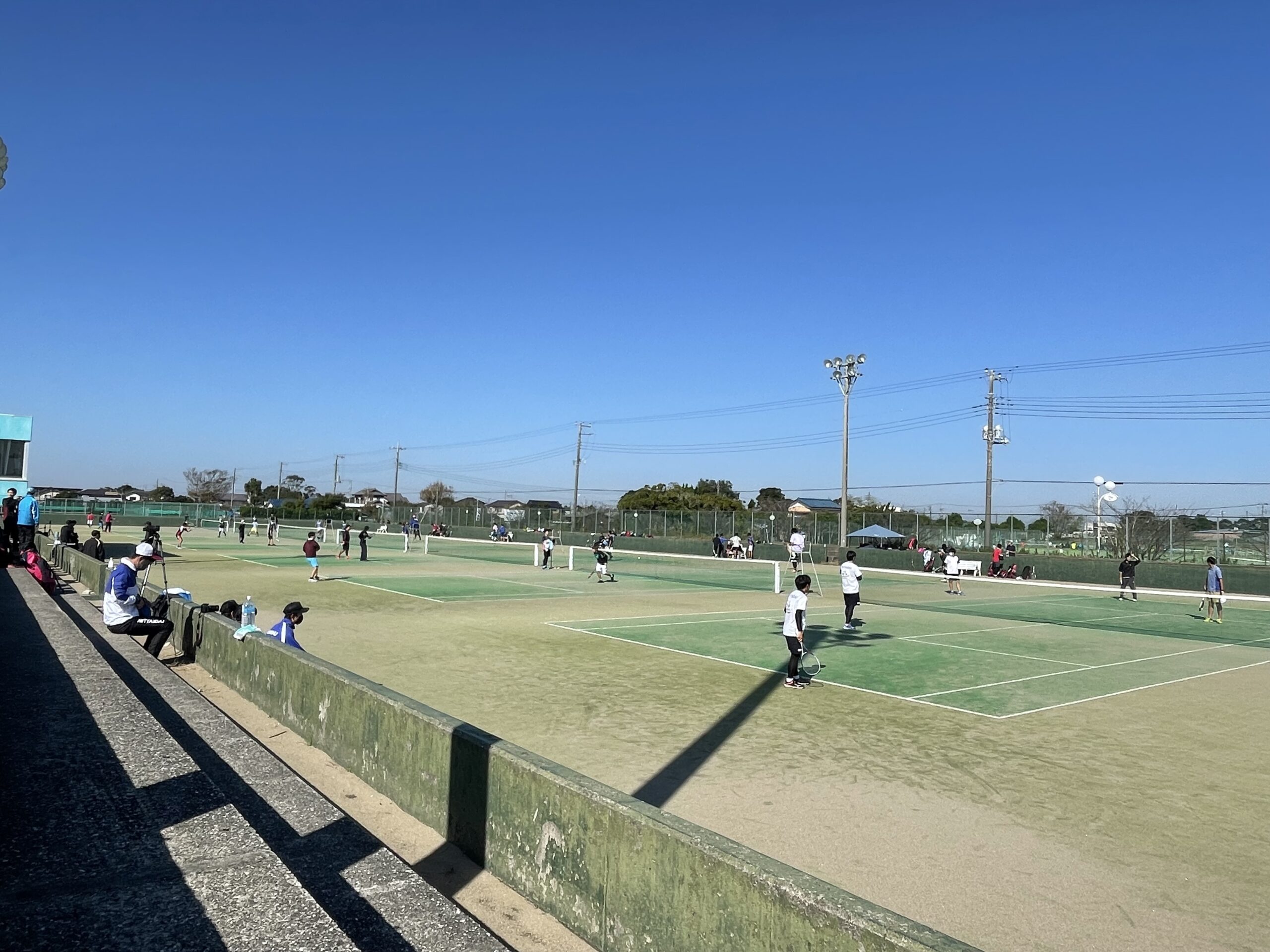 晴れの日のテニスコート