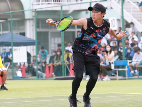 ソフトテニス中尾選手の写真