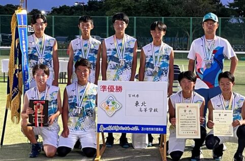 東北高校ソフトテニス部の表彰写真