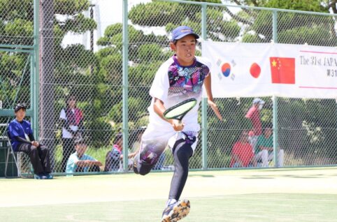 ソフトテニス　清水駿選手の写真