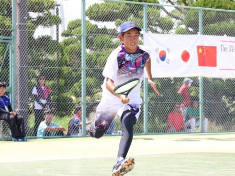 ソフトテニス　清水駿選手の写真