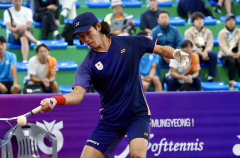 ソフトテニス上岡俊介選手の写真