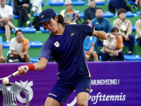 ソフトテニス上岡俊介選手の写真