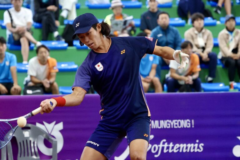 ソフトテニス上岡俊介選手の写真