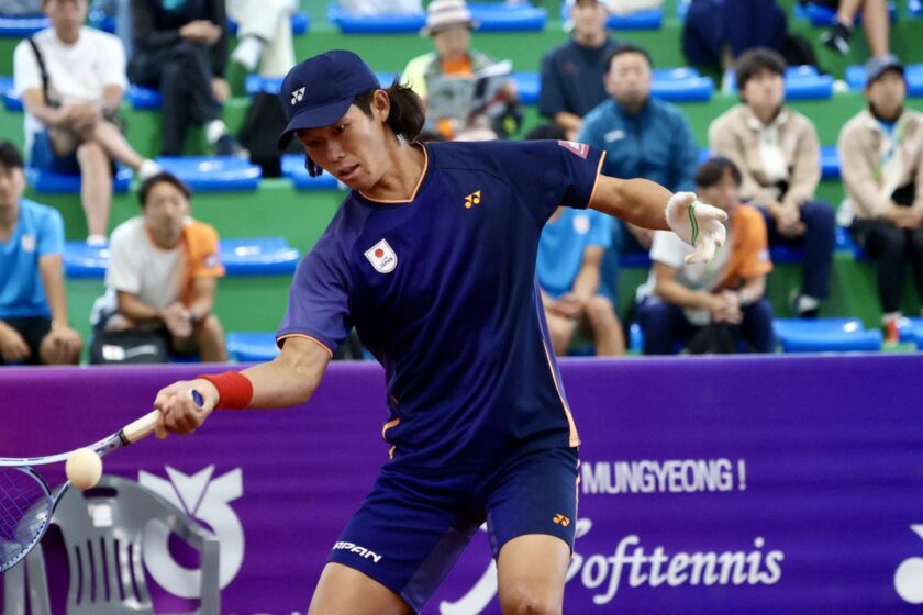 ソフトテニス上岡俊介選手の写真