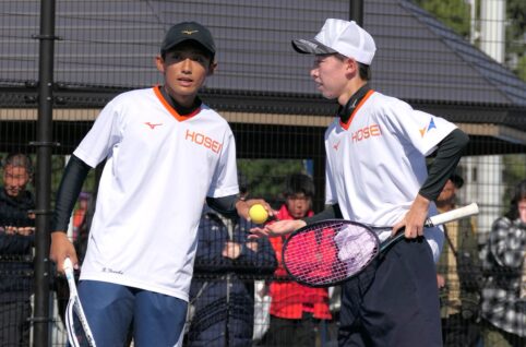 ソフトテニスをする男性二人