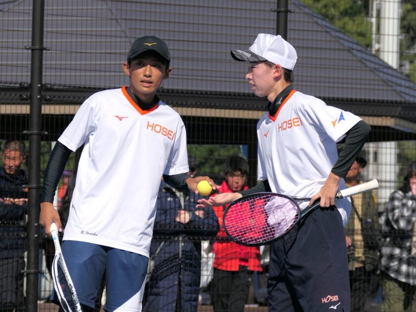 ソフトテニスをする男性二人