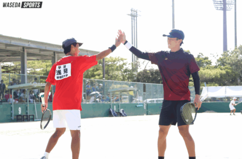 浅見竣一朗選手と安達選手がハイタッチしている写真