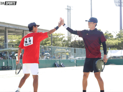 浅見竣一朗選手と安達選手がハイタッチしている写真