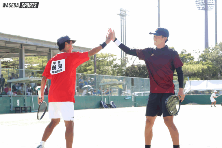 浅見竣一朗選手と安達選手がハイタッチしている写真