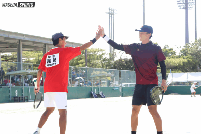 浅見竣一朗選手と安達選手がハイタッチしている写真