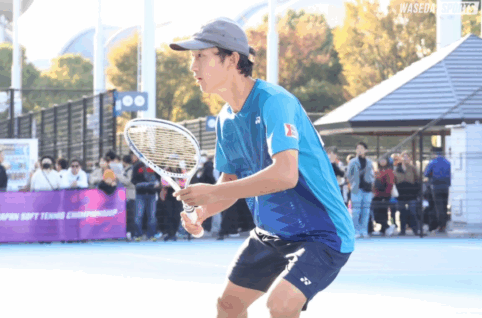 ソフトテニスをする男性の写真