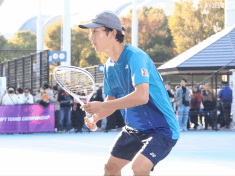 ソフトテニスをする男性の写真