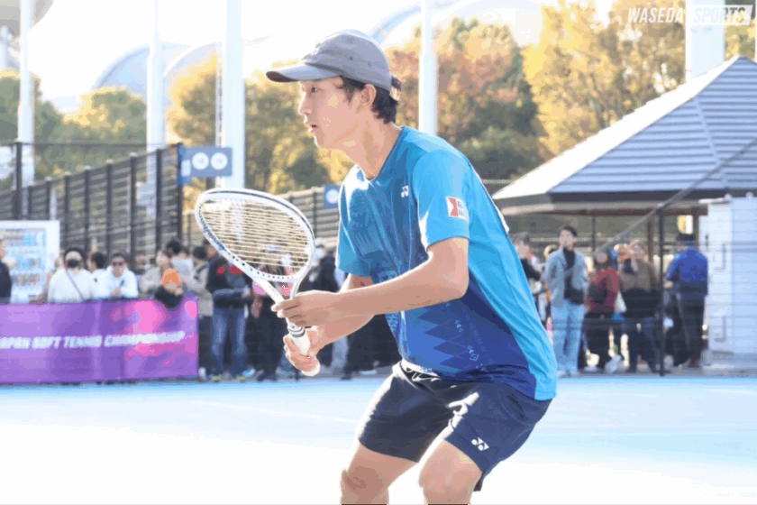 ソフトテニスをする男性の写真