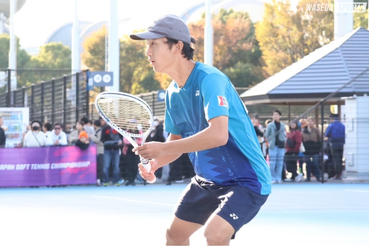 ソフトテニスをする男性の写真