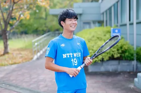 ソフトテニス　内本選手の写真