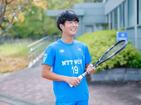 ソフトテニス　内本選手の写真