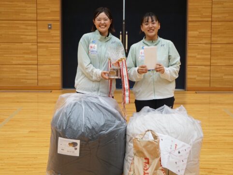 女性二人が表彰状を持っている写真