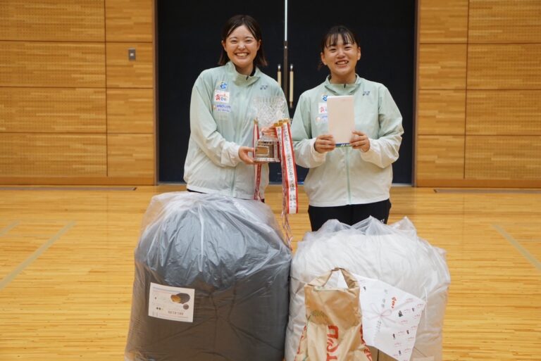 女性二人が表彰状を持っている写真