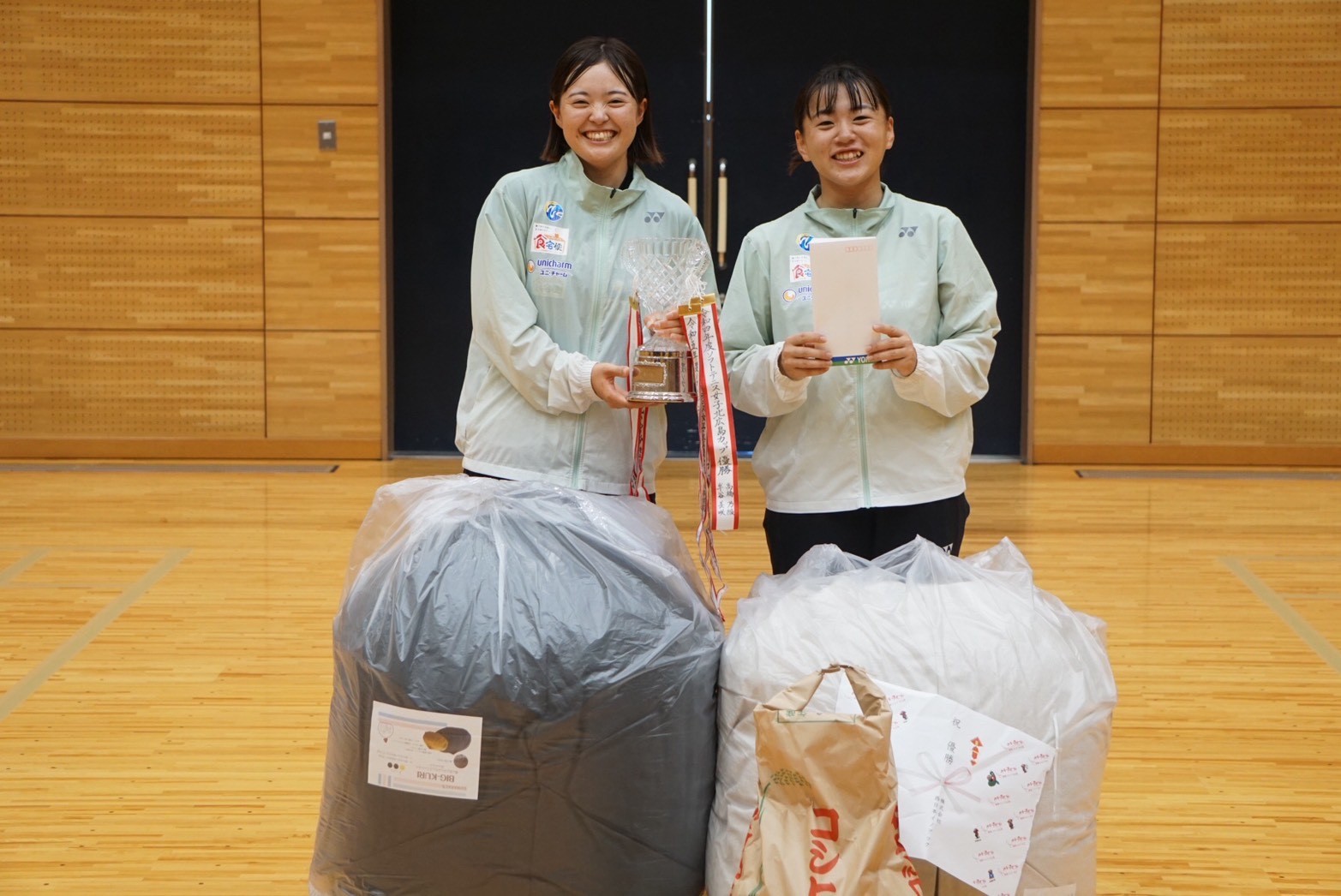 女性二人が表彰状を持っている写真