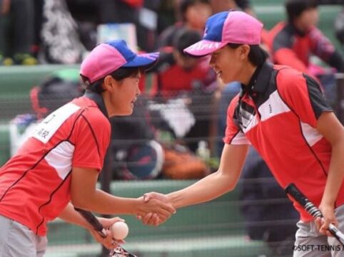 女性二人がハイタッチしている写真